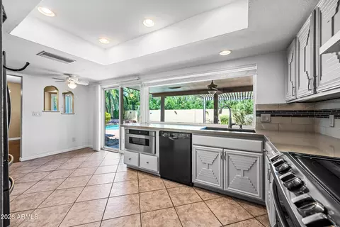 Kitchen - 324 W Willow Ave, Phoenix, AZ 85029 photo 3 of 6