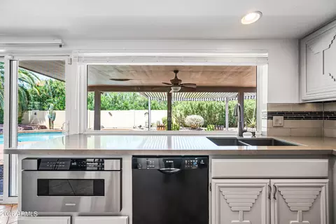 Kitchen - 324 W Willow Ave, Phoenix, AZ 85029 photo 5 of 6
