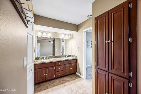 Bath - 324 W Willow Ave, Phoenix, AZ 85029 photo 1 of 6
