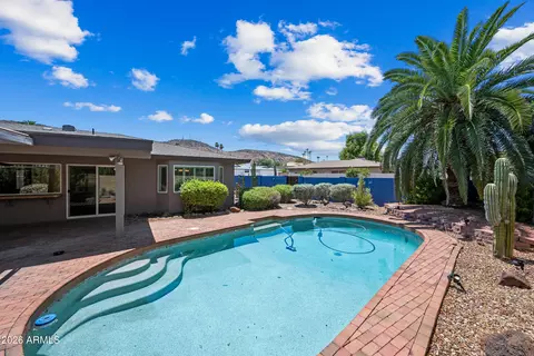 Exterior - 324 W Willow Ave, Phoenix, AZ 85029 photo 5 of 9