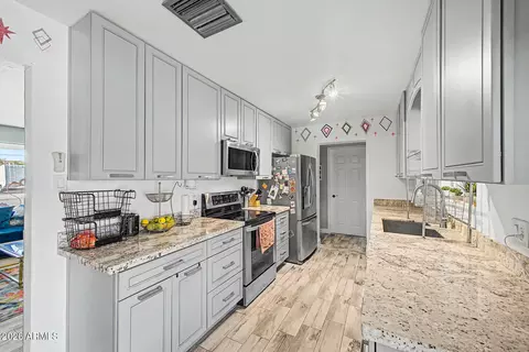 Kitchen - 1001 E Belmont Ave, Phoenix, AZ 85020 photo 3 of 4