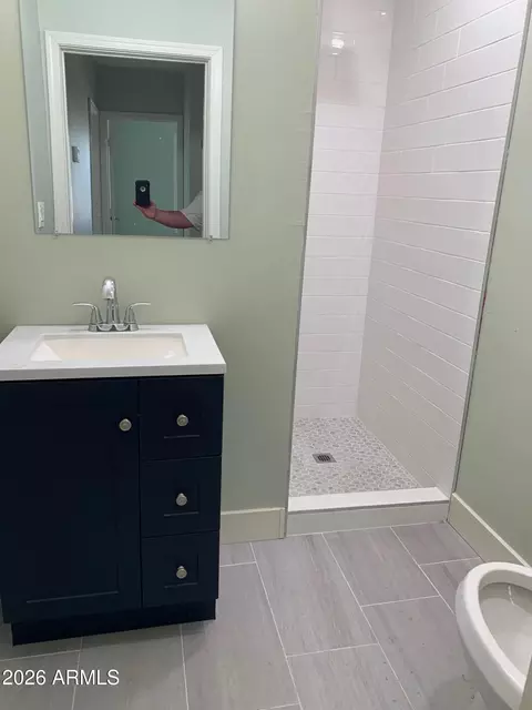 Bath - 1022 E Mariposa St, Phoenix, AZ 85014 photo 2 of 3