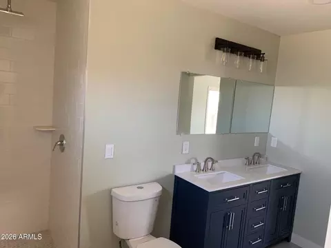 Bath - 1022 E Mariposa St, Phoenix, AZ 85014 photo 3 of 3