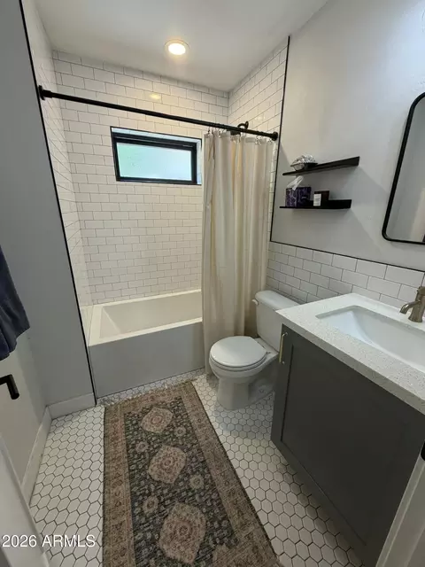Bath - 3501 E Piccadilly Rd, Phoenix, AZ 85018 photo 2 of 2
