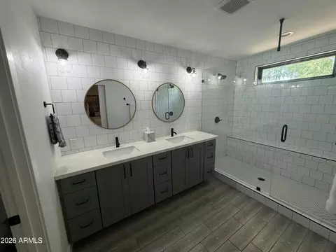 Bath - 3501 E Piccadilly Rd, Phoenix, AZ 85018 photo 1 of 2