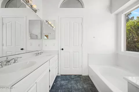 Bath - 1566 E Cheyenne St, Gilbert, AZ 85296 photo 2 of 3