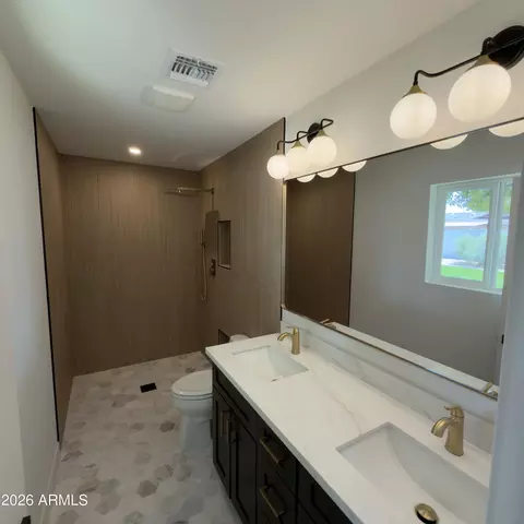 Bath - 2833 E Sierra St, Phoenix, AZ 85028 photo 2 of 6
