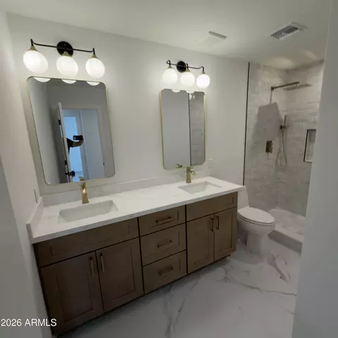 Bath - 2833 E Sierra St, Phoenix, AZ 85028 photo 5 of 6