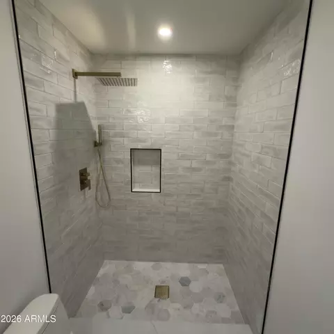 Bath - 2833 E Sierra St, Phoenix, AZ 85028 photo 4 of 6