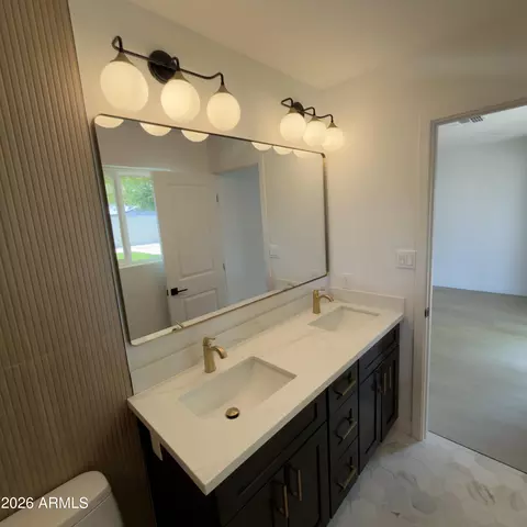 Bath - 2833 E Sierra St, Phoenix, AZ 85028 photo 3 of 6