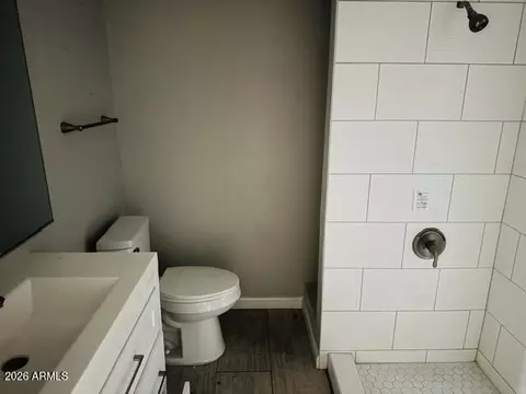 Bath - 2915 W Montecito Ave, Phoenix, AZ 85017 photo 1 of 2