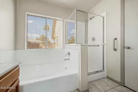 Bath - 818 W Oraibi Dr, Phoenix, AZ 85027 photo 2 of 3