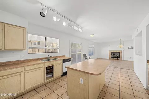 Kitchen - 2031 E Parkside Ln, Phoenix, AZ 85024 photo 3 of 4