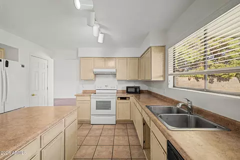 Kitchen - 2031 E Parkside Ln, Phoenix, AZ 85024 photo 2 of 4