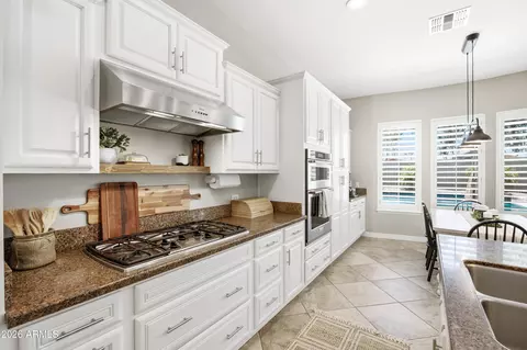 Kitchen - 4353 E Santa Fe Ct, Gilbert, AZ 85297 photo 4 of 8