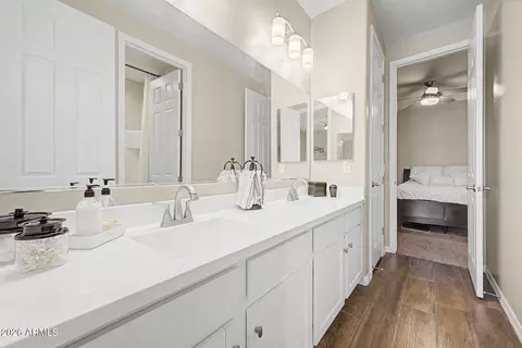 Bath - 7641 W Odeum Ln, Phoenix, AZ 85043 photo 3 of 6