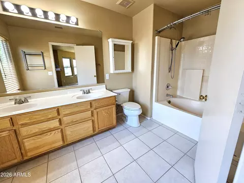 Bath - 4135 E Pinto Ln, Phoenix, AZ 85050 photo 1 of 4