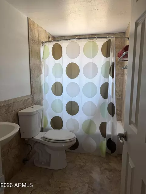 Bath - 1402 E Mesquite St, Globe, AZ 85501 photo 1 of 2