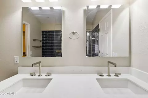 Bath - 4337 E Campo Bello Dr, Phoenix, AZ 85032 photo 5 of 8