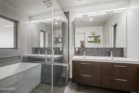 Bath - 321 E Whitton Ave, Phoenix, AZ 85012 photo 2 of 2