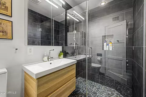 Bath - 321 E Whitton Ave, Phoenix, AZ 85012 photo 1 of 2