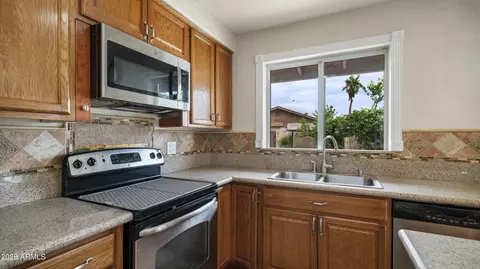 Kitchen - 2908 E Cactus Rd, Phoenix, AZ 85032 photo 4 of 5