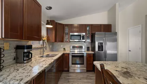 Kitchen - 4820 E Melinda Ln, Phoenix, AZ 85054 photo 3 of 5