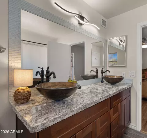 Bath - 4820 E Melinda Ln, Phoenix, AZ 85054 photo 2 of 5