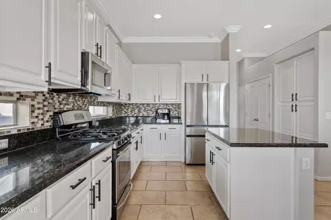 Kitchen - 4064 E Clubview Dr, Gilbert, AZ 85298 photo 5 of 6