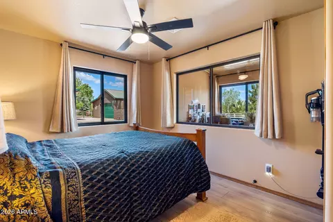 Bedroom - 2336 Buffalo Loop N, Overgaard, AZ 85933 photo 3 of 4