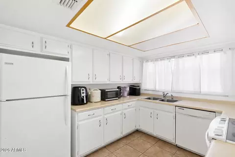 Kitchen - 5409 W Echo Ln, Glendale, AZ 85302 photo 2 of 4