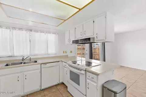 Kitchen - 5409 W Echo Ln, Glendale, AZ 85302 photo 4 of 4