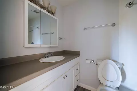 Bath - 2947 N 39th St, Phoenix, AZ 85018 photo 1 of 1