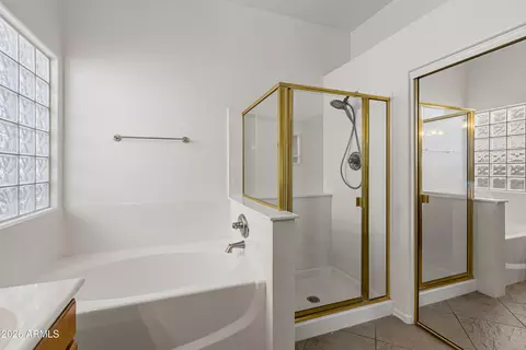 Bath - 4409 E Lariat Ln, Phoenix, AZ 85050 photo 2 of 3