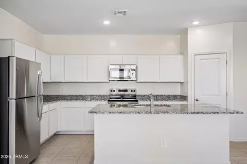 Kitchen - 10136 W Devonshire Ave, Phoenix, AZ 85037 photo 3 of 4