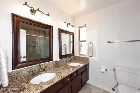Bath - 3642 E Renee Dr, Phoenix, AZ 85050 photo 4 of 5