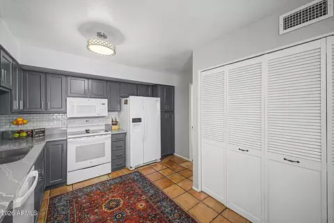 Kitchen - 1622 E Borghese Pl, Phoenix, AZ 85016 photo 3 of 3