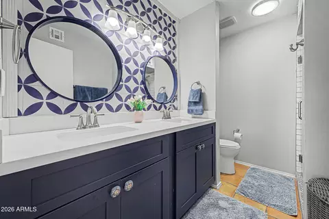 Bath - 1622 E Borghese Pl, Phoenix, AZ 85016 photo 1 of 3