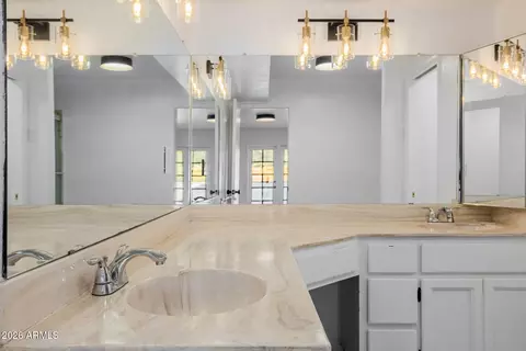 Bath - 1875 E State Ave, Phoenix, AZ 85020 photo 3 of 6