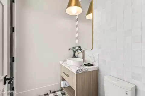 Bath - 4119 E Stanford Dr, Phoenix, AZ 85018 photo 7 of 9