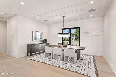 Dining - 4119 E Stanford Dr, Phoenix, AZ 85018 photo 1 of 2