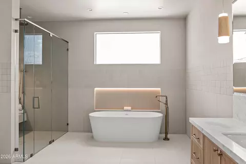 Bath - 4119 E Stanford Dr, Phoenix, AZ 85018 photo 2 of 9