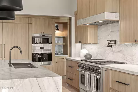 Kitchen - 4119 E Stanford Dr, Phoenix, AZ 85018 photo 5 of 7