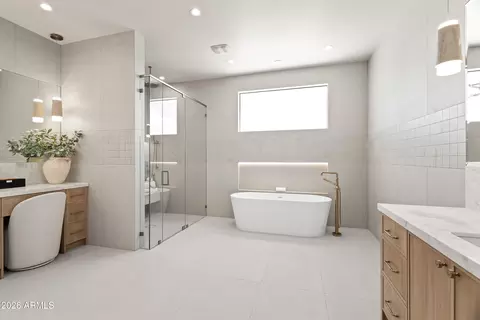 Bath - 4119 E Stanford Dr, Phoenix, AZ 85018 photo 1 of 9
