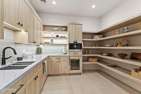 Kitchen - 4119 E Stanford Dr, Phoenix, AZ 85018 photo 6 of 7