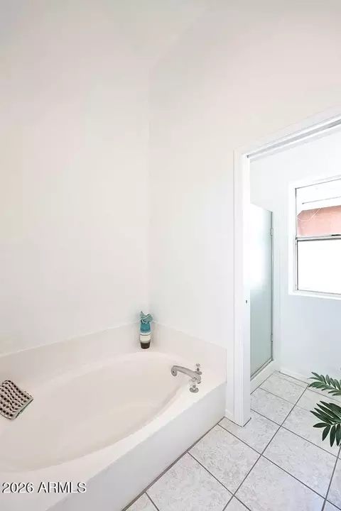 Bath - 912 E Annette Dr, Phoenix, AZ 85022 photo 2 of 5