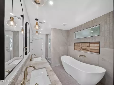 Bath - 1712 E Whitton Ave, Phoenix, AZ 85016 photo 3 of 5