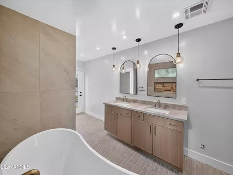 Bath - 1712 E Whitton Ave, Phoenix, AZ 85016 photo 2 of 5