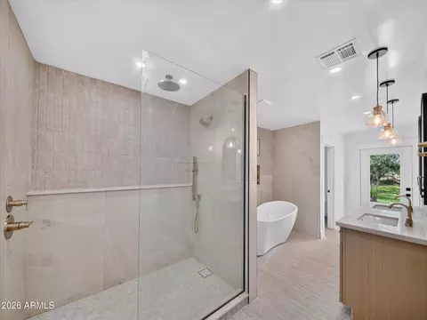 Bath - 1712 E Whitton Ave, Phoenix, AZ 85016 photo 1 of 5