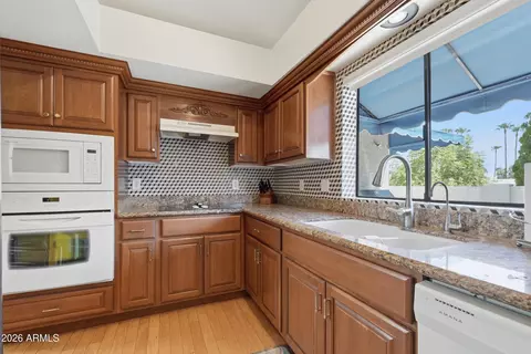 Kitchen - 4713 E Monte Way, Phoenix, AZ 85044 photo 3 of 4